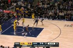 又一幅世界名畫！愛德華茲身后掏球，隨后殘暴隔扣東契奇！