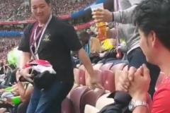 陳奕迅也是球迷啊??拿一大杯啤酒暢飲看球