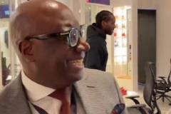 小卡對(duì)穿著西裝參加G3的祖巴茨表示喜愛，鏡頭掃到就默默離開