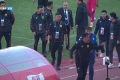 暴怒，主裁判點后又被邊裁取消，中甲青島紅獅教練怒摔身份牌