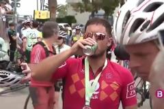 享受生活！阿扎爾參加自行車賽，賽后還喝了瓶啤酒
