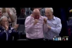 白激動(dòng)一場(chǎng)！當(dāng)鮑威爾將分差縮小到3分時(shí) 鮑爾默場(chǎng)邊激動(dòng)揮拳~