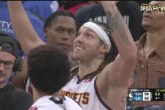 等待絕殺宣判時(shí)的眾生相！威少一直望著頭頂?shù)幕胤?，哈登眼神迷茫? title=