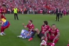 薩拉赫和努涅斯追逐打鬧，俱樂部的氣氛太濃了