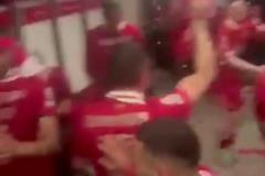 阿諾德社媒曬和隊友更衣室跳舞慶祝視頻，球迷紛紛留言請留下