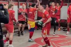 利物浦時隔5年再奪英超冠軍球員們在更衣室開香檳瘋狂慶祝