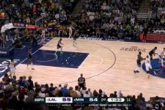 嚇人啊！詹姆斯倒地拼搶壓到愛(ài)德華茲腿部，華子捂腿相當(dāng)痛苦