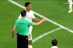 海港青年隊(duì)進(jìn)球后跑去看臺(tái)挑釁球迷，連隊(duì)醫(yī)都一起幫腔