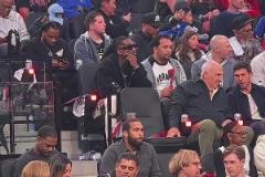 自己買票嗎？被拍到到快船主場(chǎng)觀看G4的曼恩！真的愛過(guò)！