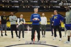 最佳隊友！科爾為庫里頒發(fā)年度最佳好隊友獎