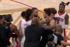 火勇沖突三人吃T庫里造犯規(guī)比??，狄龍硬要搶球被追夢推開