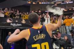 真高興??！庫里離場時，與場邊球迷互動&狂甩毛巾慶祝！