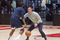 提前適應強度？登哥加練了突破跳投 訓練師每一秒都在犯規(guī)