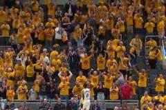 哈利伯頓賽后跳上技術(shù)臺這一幕，像極了當(dāng)年科比第5冠的那一幕！