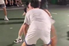 身材爆炸的小姐姐竟然是防守悍將，根本過(guò)不去