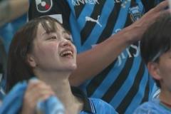 靚麗風(fēng)景線！川崎前鋒取得進(jìn)球！看臺美女球迷揮舞圍巾慶祝！