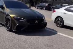 布朗尼開(kāi)車(chē)抵達(dá)球館 球迷在路邊為他加油