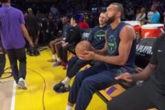 這么絲滑？戈貝爾坐在替補席上投籃空心命中