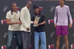 排面拉滿！上將、鄧肯、文班到場為卡斯?fàn)栴C發(fā)最佳新秀獎杯