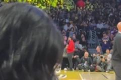 球癮來了！歐文觀戰(zhàn)湖人比賽，沒忍住拿了個球來運(yùn)