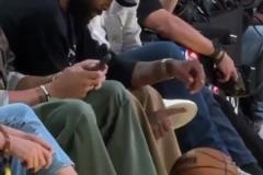看球也閑不??！歐文坐在觀眾席秀了一波單指運(yùn)球