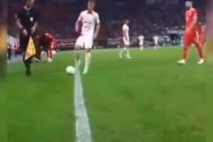 這小子太賊了！名場面：奧爾莫“智斗”對手，讓對方手球！