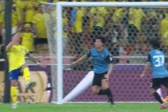 動(dòng)作很舒展！C羅禁區(qū)內(nèi)倒鉤射門偏出！