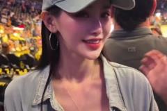 美女球迷現(xiàn)場(chǎng)看球被問到心中前三球星？詹姆斯&科比和愛德華茲~