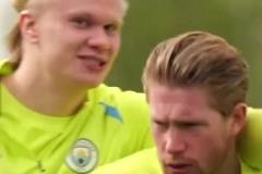 還沒看夠你倆啊！曼城訓(xùn)練花絮：哈蘭德親德布勞內(nèi)！