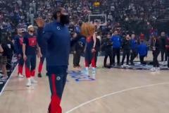 可愛捏！小瓊斯熱身秀轉(zhuǎn)體暴扣 登哥小雞展翅慶祝隨后勉扣