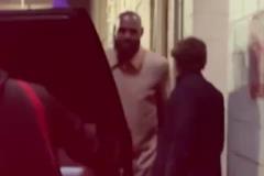 工作≠生活！美媒：被淘汰后，詹姆斯與友人聚餐&離開時(shí)笑容滿面