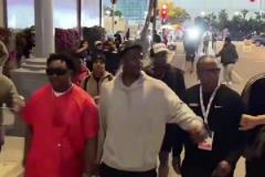 華子在LA街頭慶祝勝利：湖人一直放狠話，說5場(chǎng)拿下我們，今天都給我去死吧