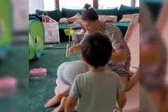 C羅當(dāng)年緊緊抱住女友屁股讓孩子們推開(kāi)