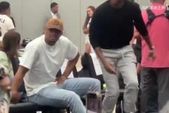 馬刺大聚會！馬刺發(fā)布會花絮：鄧肯一頭秀發(fā)，?？怂?jié)M臉笑容！