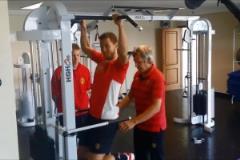 青澀！名場(chǎng)面：德布勞內(nèi)監(jiān)督阿扎爾健身，然后撩起了他的衣服！