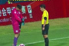 中甲爆笑一幕！裁判:你玩我呢？守門員:玩的很明顯！