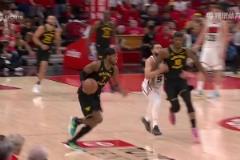 最后真是打急眼了！范喬丹回防從背后推倒巴特勒，送勇士?jī)闪P一擲