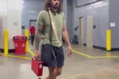 畫風迥異！火勇?lián)屍哔惽叭雸?海王你是剛釣魚回來嗎