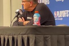 芬奇：華子是球隊(duì)領(lǐng)袖，他必須站出來奠定基調(diào)，不該再讓我提醒他們保持斗志