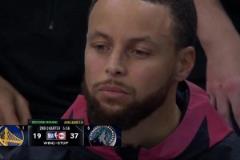 華子被踩傷痛苦倒地，鏡頭給到場(chǎng)邊的庫(kù)里，兩眼無(wú)神！