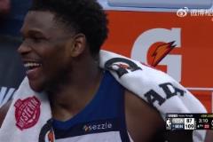 王者歸來(lái)大勝勇士！華子在替補(bǔ)席與蘭德?tīng)栍姓f(shuō)有笑！