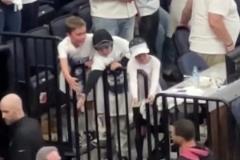 情緒價(jià)值到位小球迷中場(chǎng)等著和庫(kù)里擊掌 如愿后開(kāi)心壞了