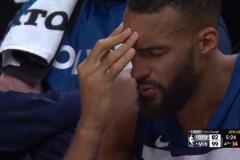 ?腦殼疼！戈貝爾整個(gè)下半場(chǎng)都在揉著自己的腦袋