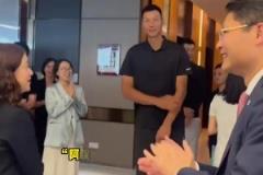 略顯拘謹(jǐn)！廣東名宿易建聯(lián)和前隊(duì)友王仕鵬現(xiàn)身廣州參加活動(dòng)