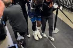 還好沒(méi)事！觀眾席視角看愛(ài)德華茲被攙扶回更衣室的一幕真嚇人