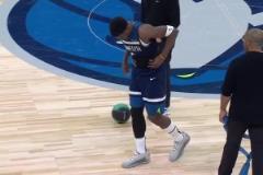 鋼筋鐵骨！華子被踩傷后經(jīng)過(guò)中場(chǎng)短暫調(diào)整，下半場(chǎng)繼續(xù)首發(fā)出戰(zhàn)