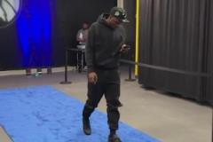 JB&華子兩大巨星抵達(dá)球館！華子掏出手機(jī)：我看誰在黑我