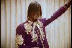 MV里的巴特勒，造型挺別致啊