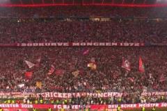 致謝拜仁死忠！穆勒爬上南看臺喊麥和球迷一起慶祝！