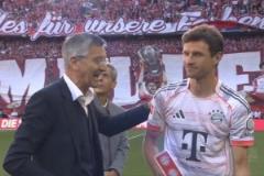 致敬傳奇！拜仁賽前為穆勒舉行告別儀式！